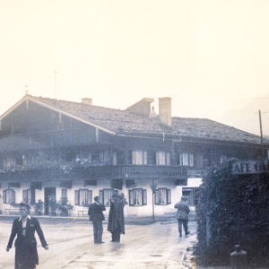 Wörgl, ca. 1930, Bahnhofstraße *Beim Sailer* Bürsten und Pinselerzeugung Hans Hutterer.  Links KH Gollner, rechts Cafe Ibounig